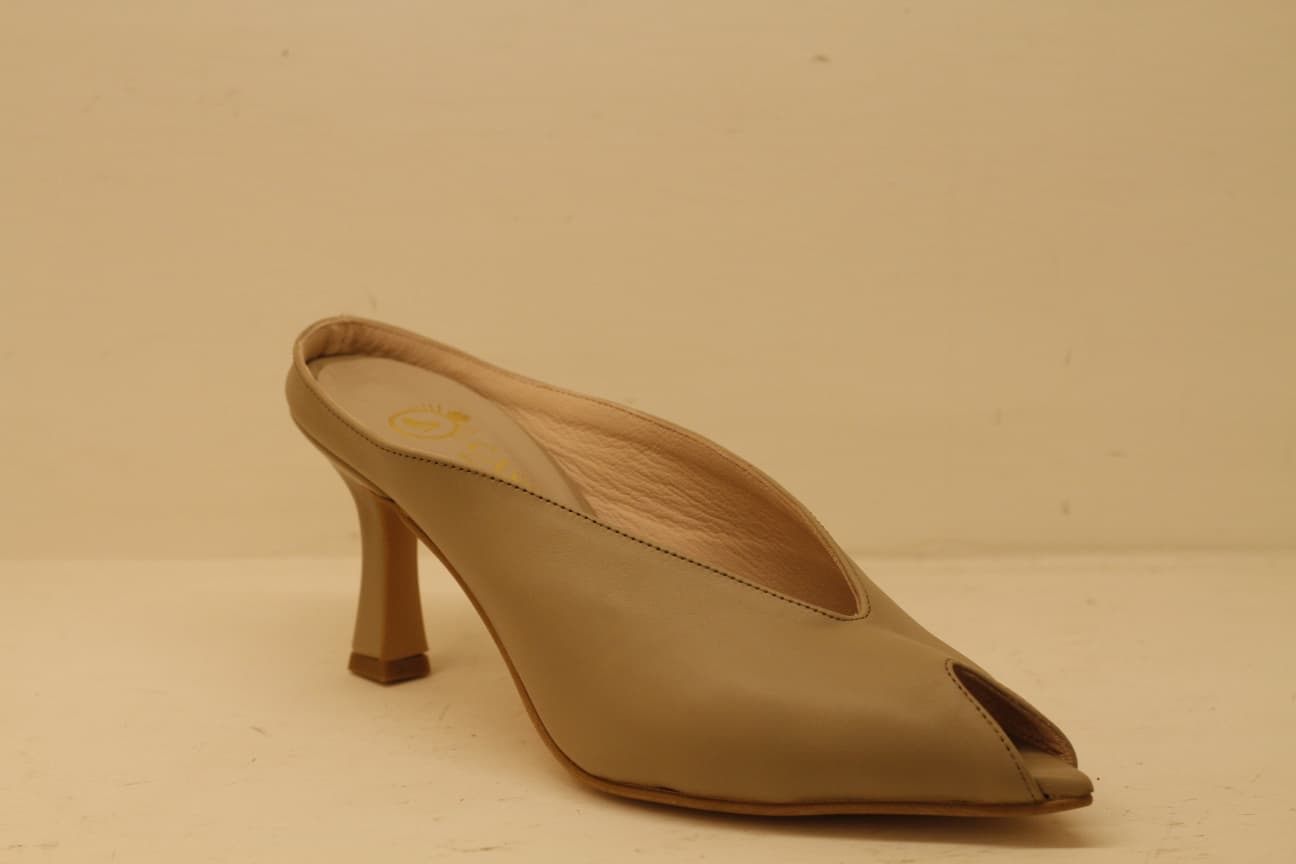 Sandalo Sabot Scollinato in Pelle